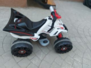 Quad infantil eléctrico 4 veces usado .