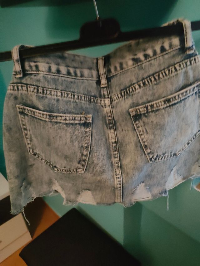 Mini falda vaquera desgastada