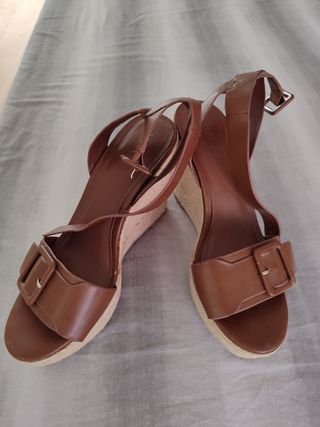 Zapatos cuña marrón