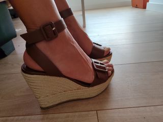 Zapatos cuña marrón