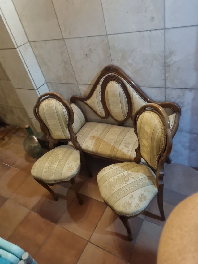 Butacón o Sillón antiguo de madera +  2 sillas com