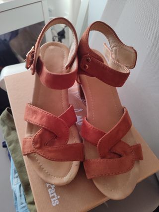 Sandalias tacón marrón