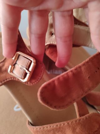 Sandalias tacón marrón