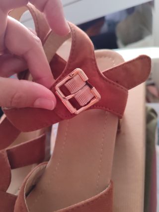 Sandalias tacón marrón