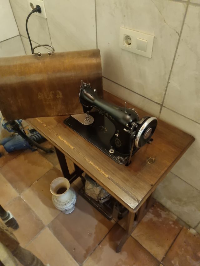Máquina coser Alfa antigua