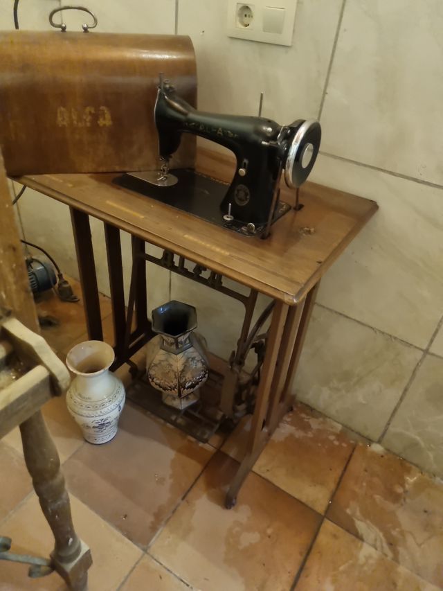 Máquina coser Alfa antigua