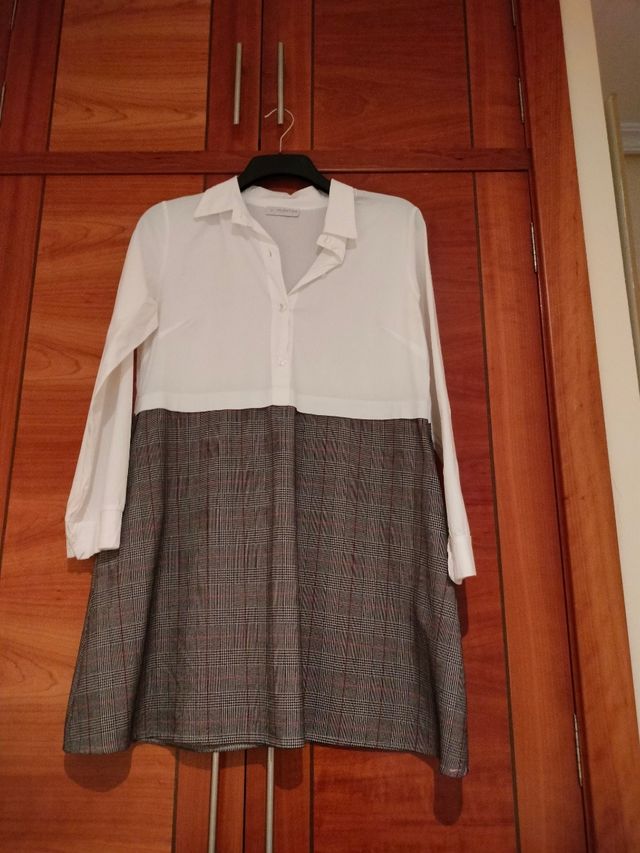 Vestido combinado con bolsillos.