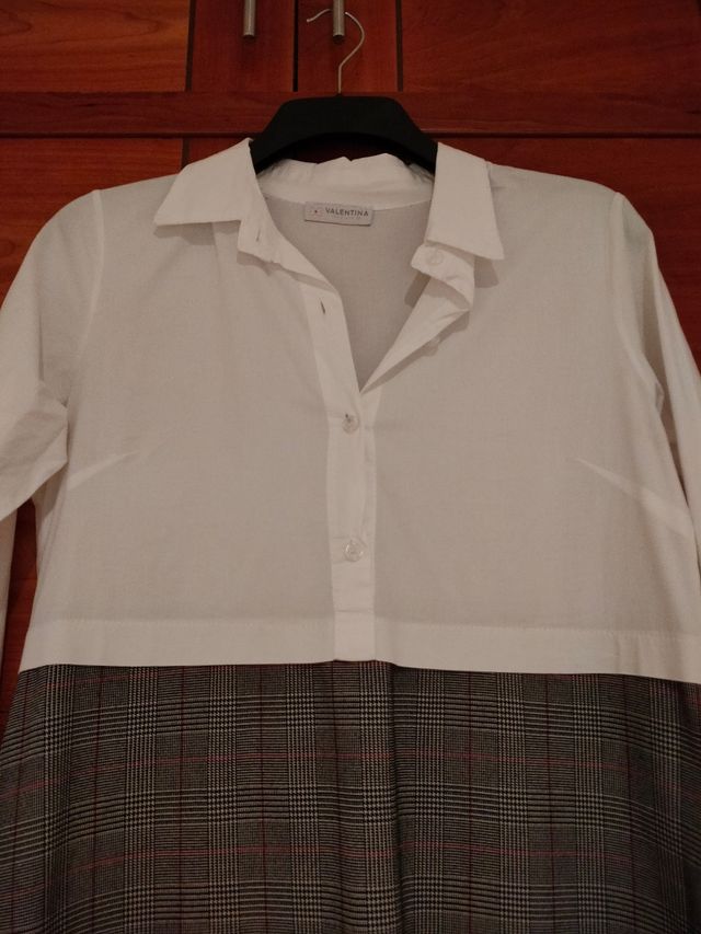 Vestido combinado con bolsillos.