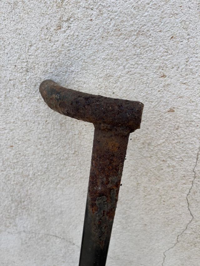 Guadaña antigua de metal