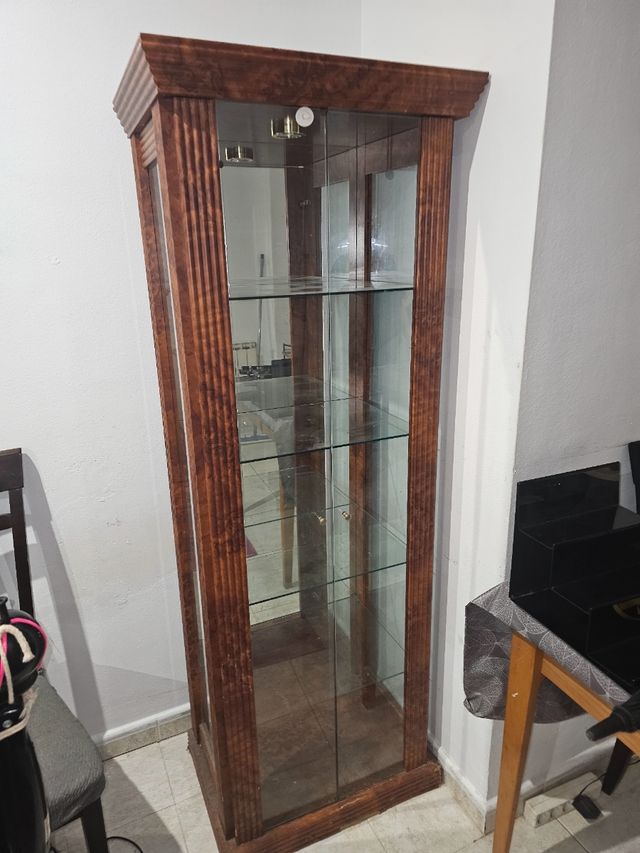 Vitrina exhibidora madera oscura