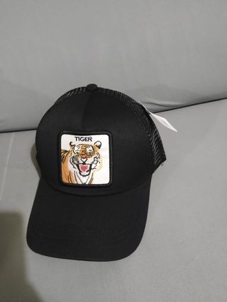 Gorra negra con tigre