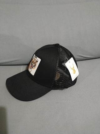 Gorra negra con tigre