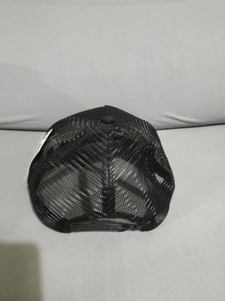 Gorra negra con tigre