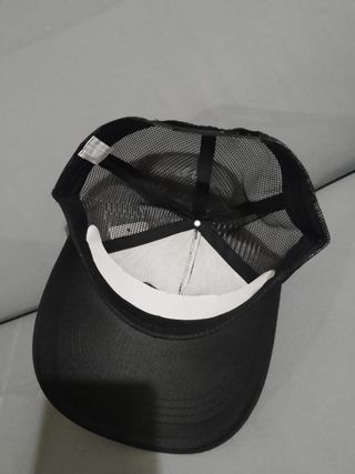 Gorra negra con tigre