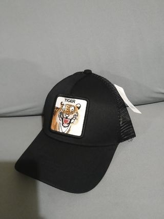Gorra negra con tigre