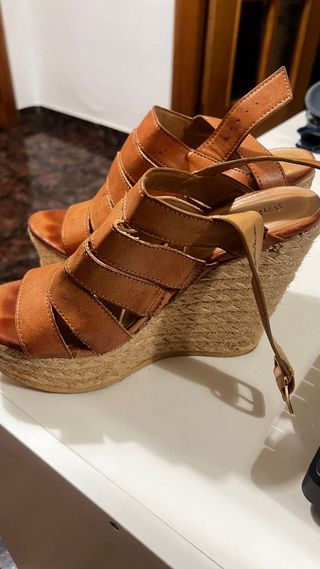 Zapatos tacón los marrones son talla 38 
