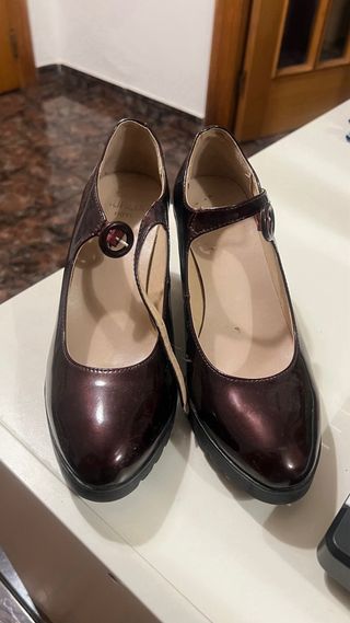 Zapatos tacón los marrones son talla 38 