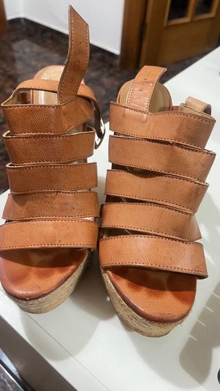 Zapatos tacón los marrones son talla 38 
