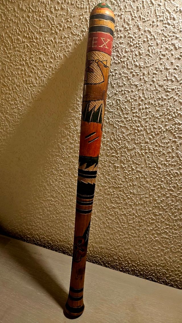 Bate decorativo de madera.
México.