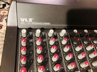 Mesa de mezclas Mackie SR24-4