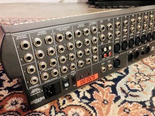 Mesa de mezclas Mackie SR24-4