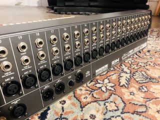 Mesa de mezclas Mackie SR24-4