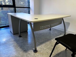 Mesa Escritorio esquinero gris con su cajonera. 