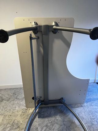 Mesa Escritorio esquinero gris con su cajonera. 
