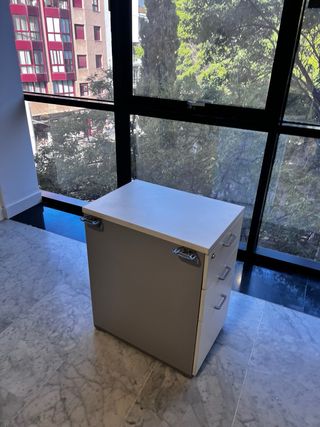Mesa Escritorio esquinero gris con su cajonera. 