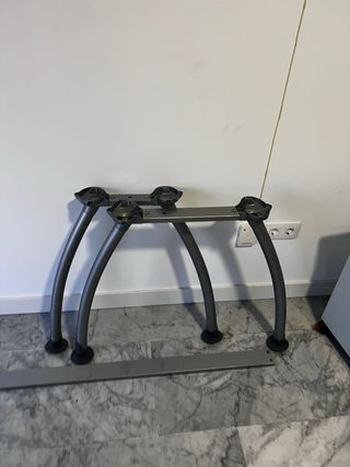 Mesa Escritorio esquinero gris con su cajonera. 