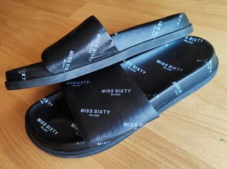 Chanclas Miss Sixty Milano estampadas con logos