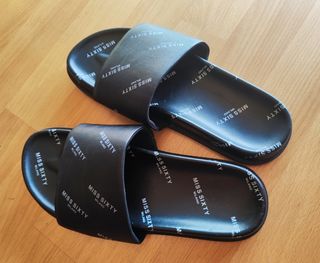 Chanclas Miss Sixty Milano estampadas con logos