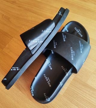 Chanclas Miss Sixty Milano estampadas con logos