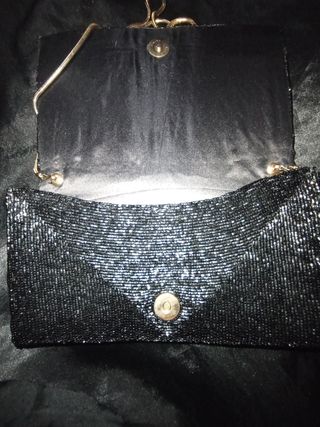 Bolso negro antiguo con cadena dorada