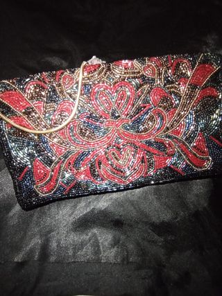 Bolso negro antiguo con cadena dorada