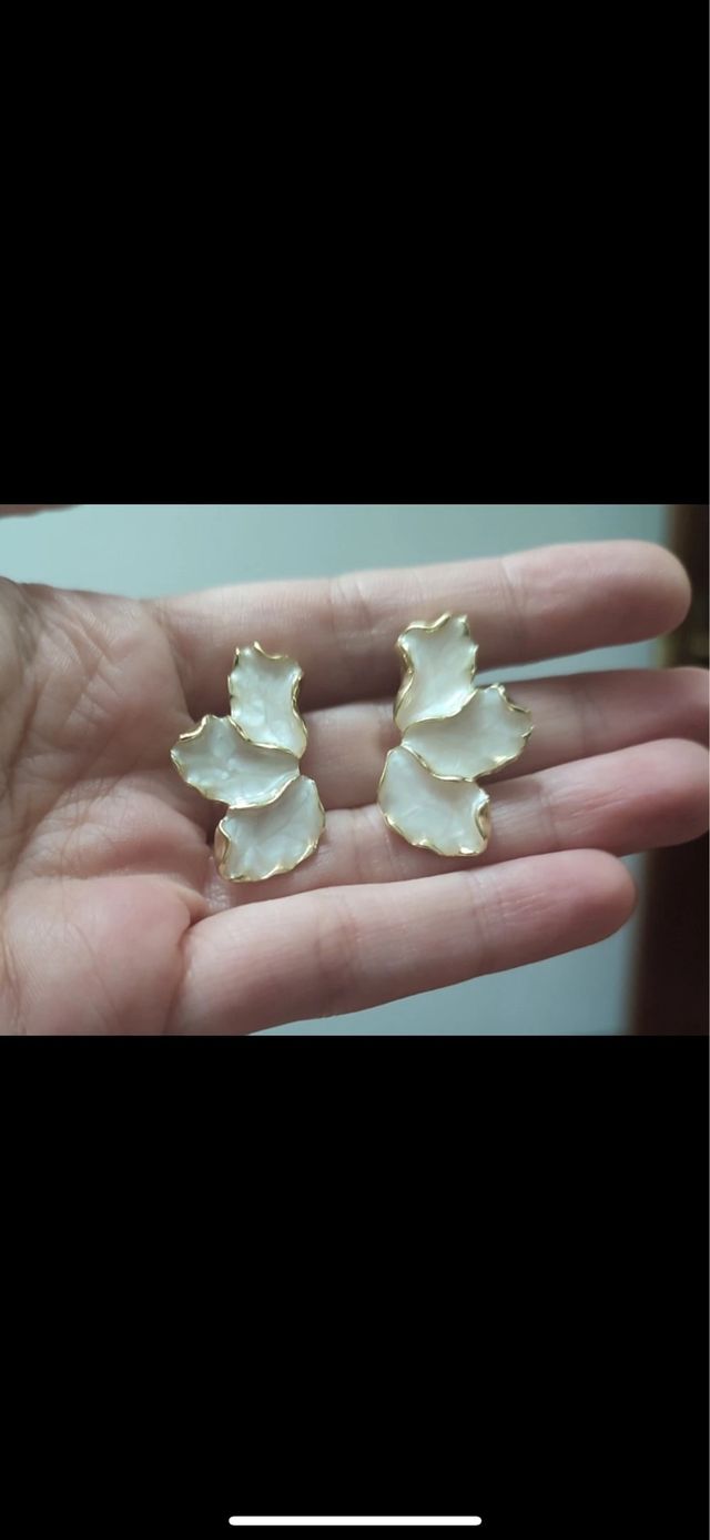 Pendientes pétalos: dorados y blancos