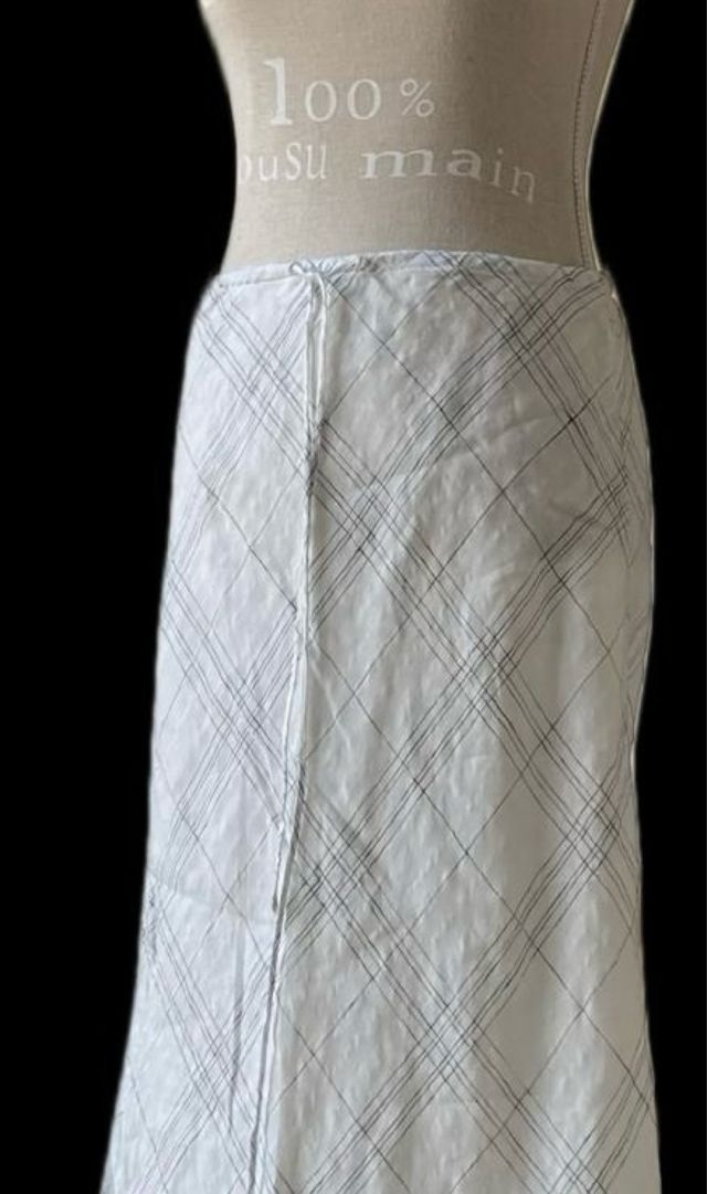 Falda blanca lino estampada. Nueva