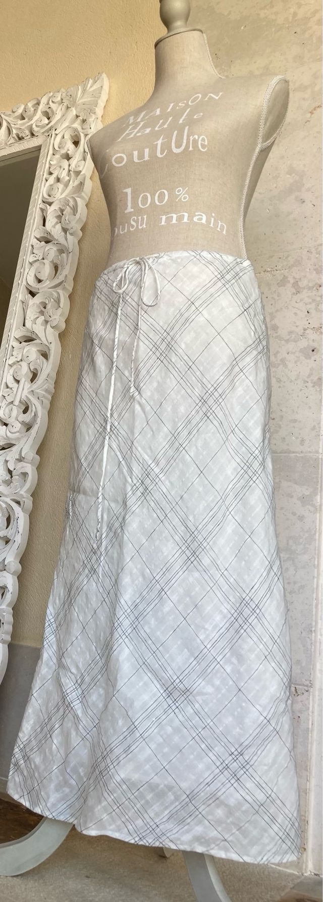 Falda blanca lino estampada. Nueva