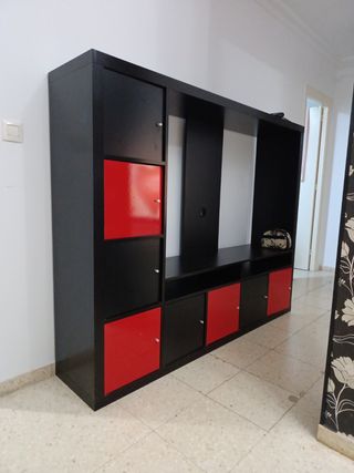 Mueble TV negro y rojo en buen estado