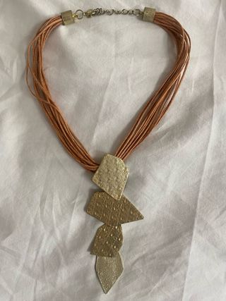 Collar dorado moderno