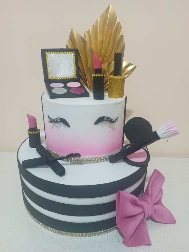 Torta finta make up party + corona