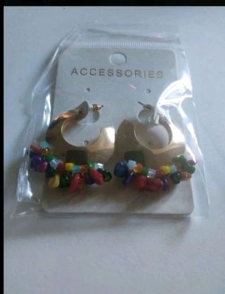 Pendientes dorados multicolores