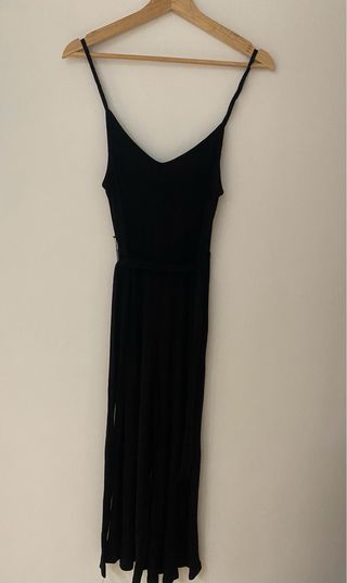 Mono negro elegante con cinturón 