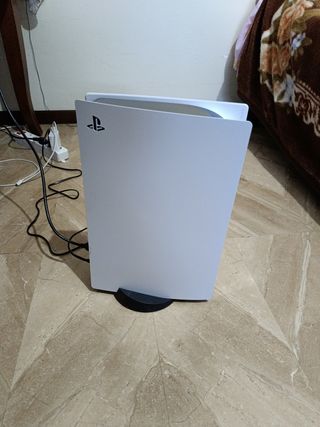PS5 (PlayStation 5) console disc
2 controller 