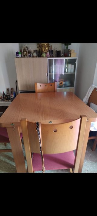 Mesa madera 4 sillas+mueble comedor másvitrina120€