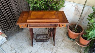 Máquina de coser antigua de madera