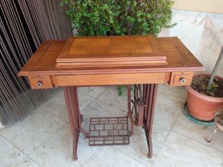 Máquina de coser antigua de madera
