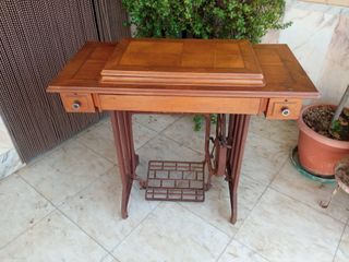 Máquina de coser antigua de madera