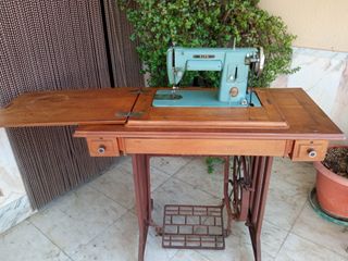 Máquina de coser antigua de madera