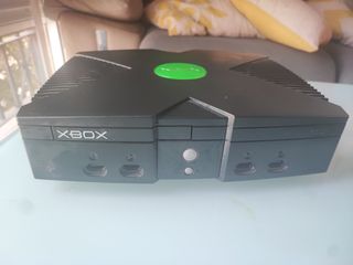 Xbox clásica negra con mando